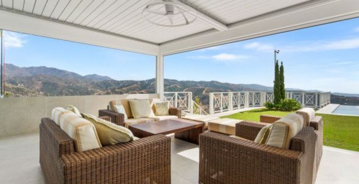 Villa in Marbella with Breathtaking Sea and Mountain Views