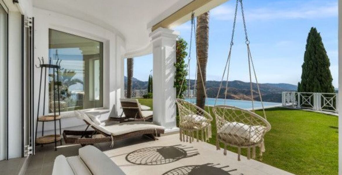 Villa in Marbella with Breathtaking Sea and Mountain Views