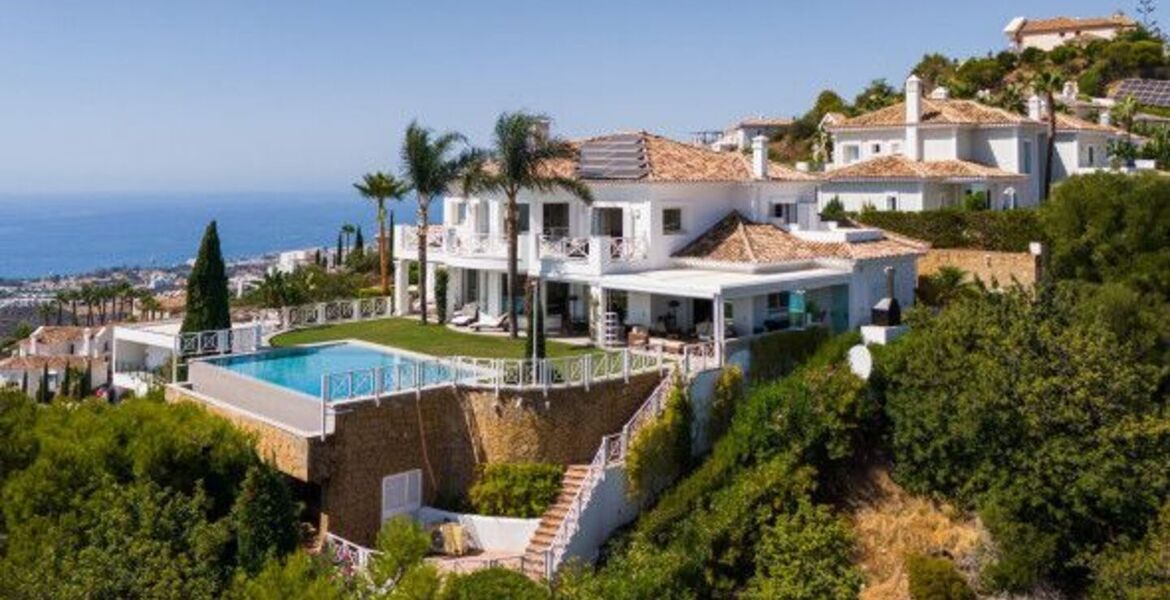 Villa in Marbella with Breathtaking Sea and Mountain Views