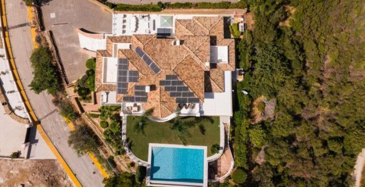 Villa in Marbella with Breathtaking Sea and Mountain Views