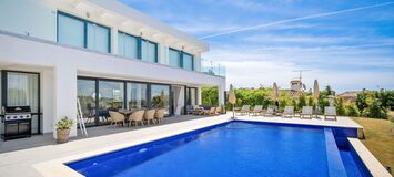 Contemporary Villa in Estepona with Infinity Pool