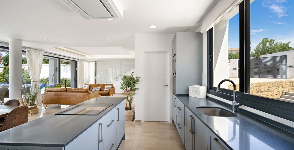 Contemporary Villa in Estepona with Infinity Pool