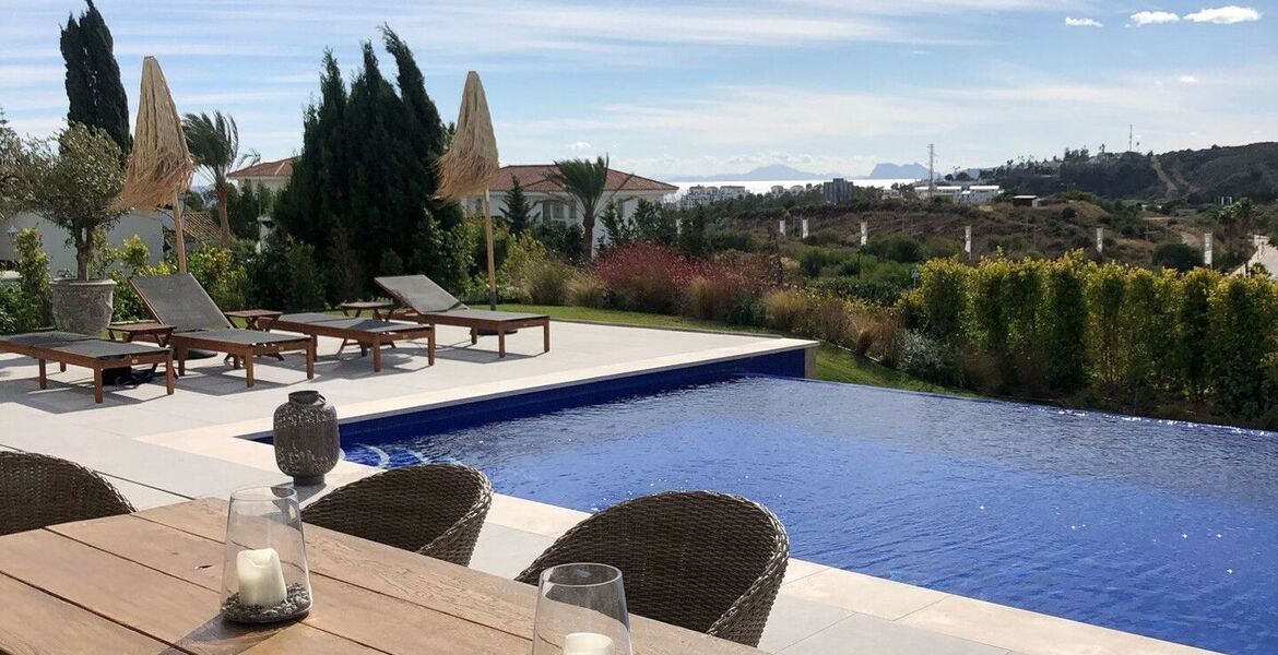 Contemporary Villa in Estepona with Infinity Pool