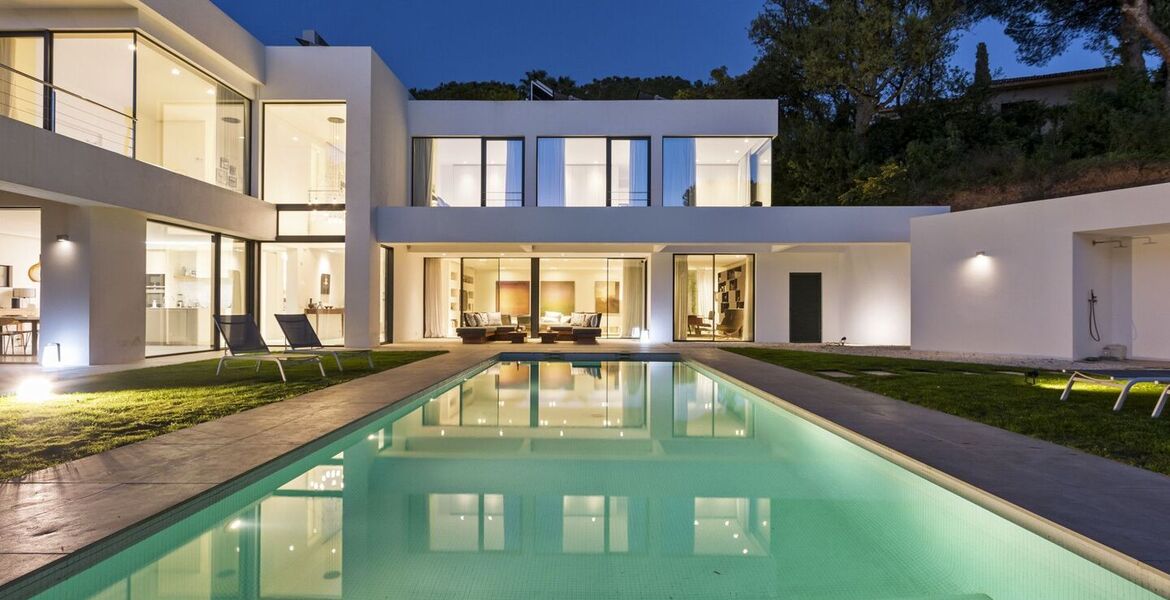 Elegante Villa Moderna en el Corazón de Elviria, Marbella