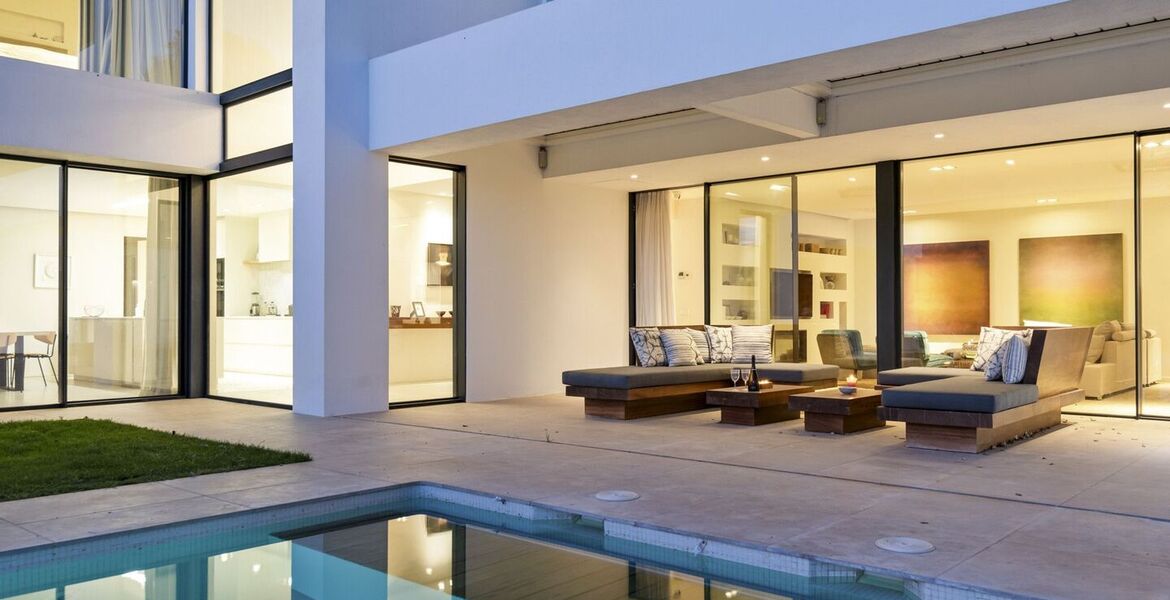 Elegante Villa Moderna en el Corazón de Elviria, Marbella