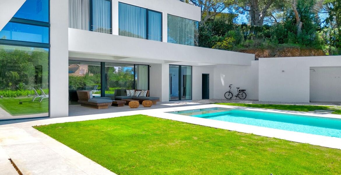 Elegante Villa Moderna en el Corazón de Elviria, Marbella