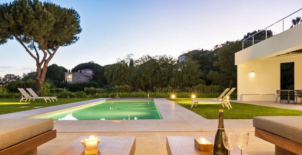 Elegante Villa Moderna en el Corazón de Elviria, Marbella