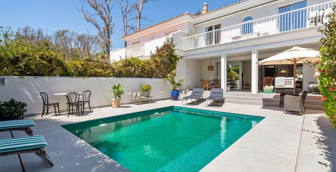 Encantadora Casa Adosada con Piscina Privada en Guadalmina