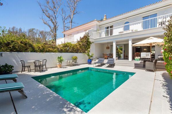Encantadora Casa Adosada con Piscina Privada en Guadalmina