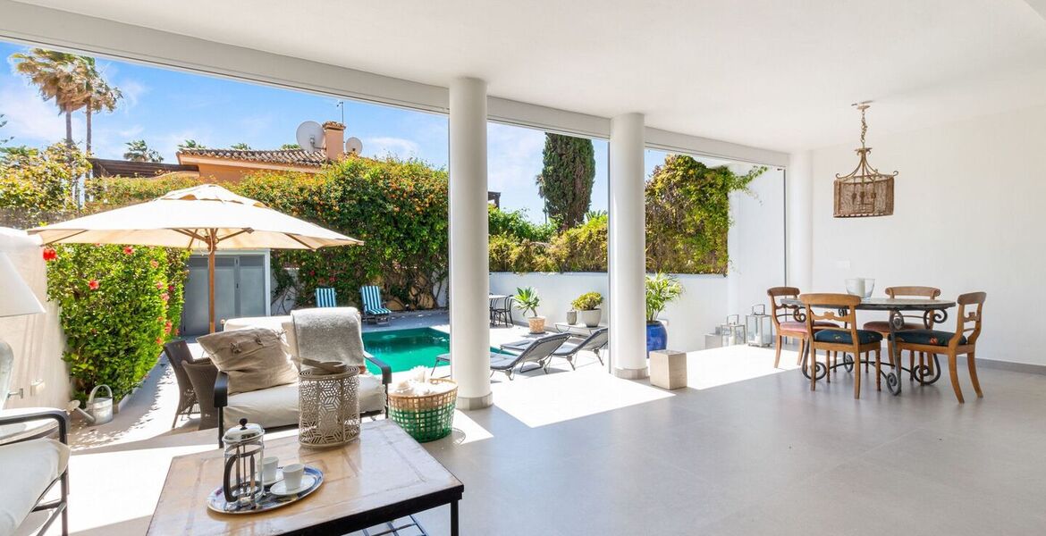 Encantadora Casa Adosada con Piscina Privada en Guadalmina