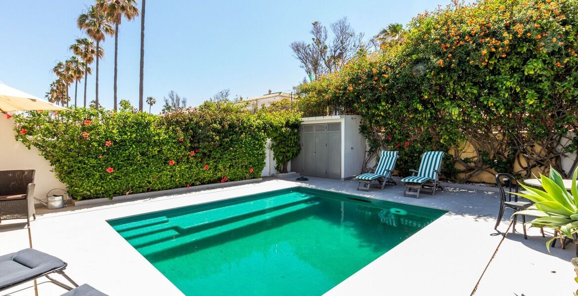 Encantadora Casa Adosada con Piscina Privada en Guadalmina