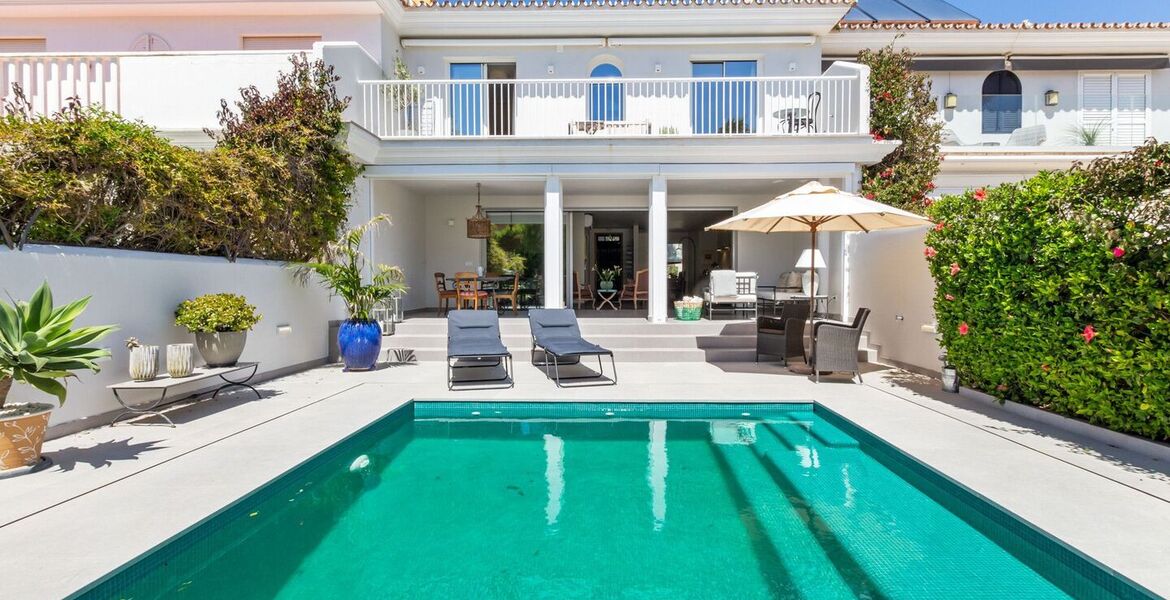 Encantadora Casa Adosada con Piscina Privada en Guadalmina
