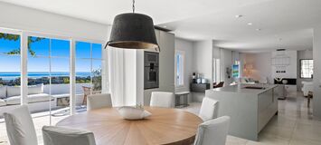 Elegante Casa Adosada con Vistas Panorámicas al Mar