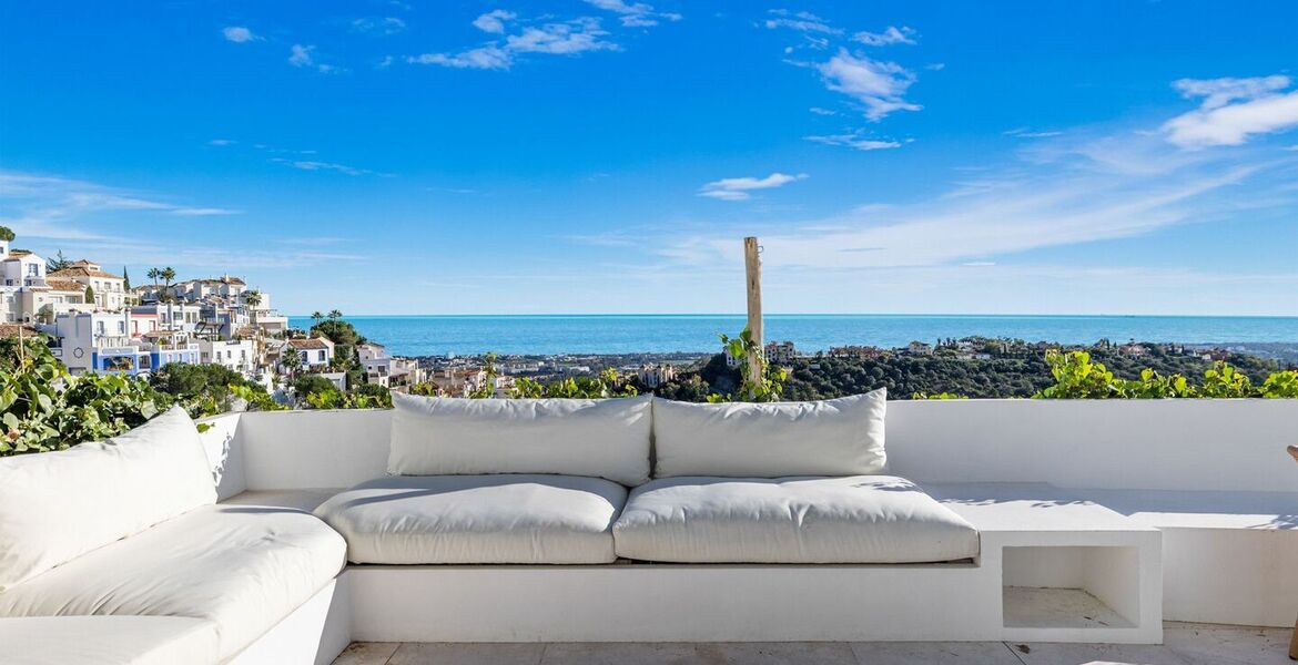 Elegante Casa Adosada con Vistas Panorámicas al Mar