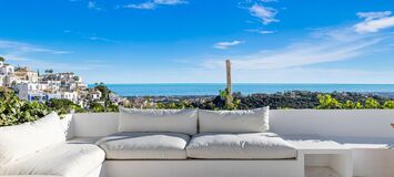 Elegante Casa Adosada con Vistas Panorámicas al Mar