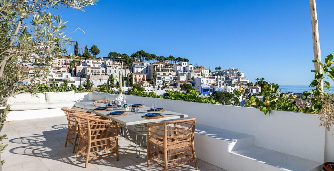 Elegante Casa Adosada con Vistas Panorámicas al Mar