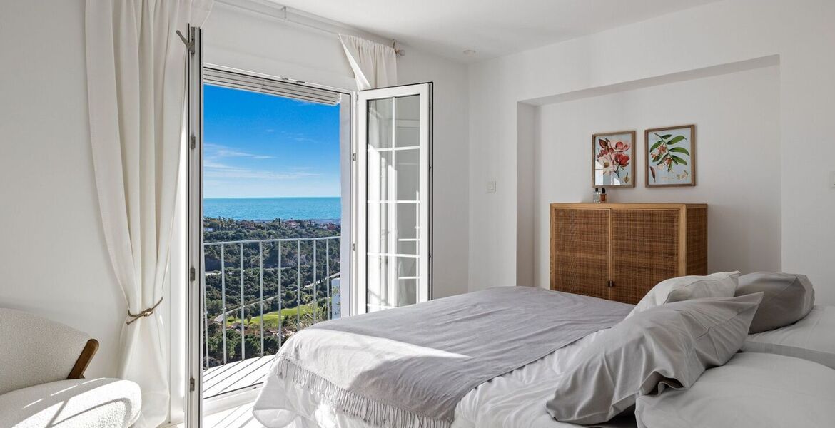 Elegante Casa Adosada con Vistas Panorámicas al Mar