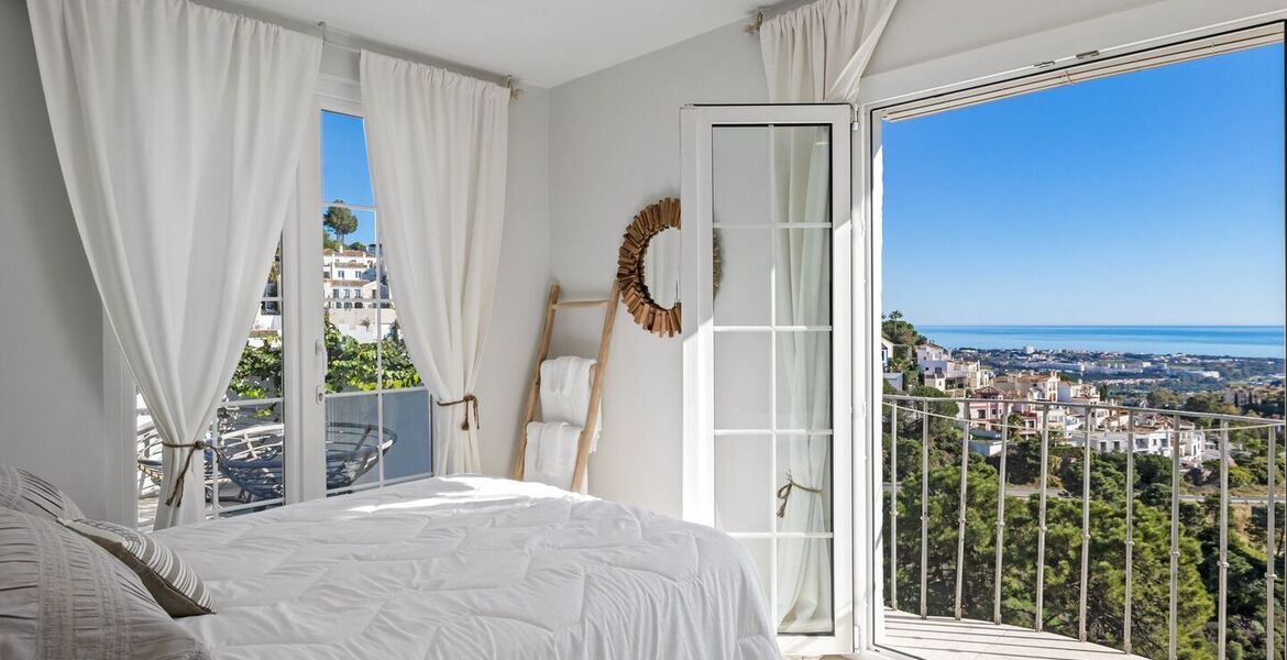 Elegante Casa Adosada con Vistas Panorámicas al Mar
