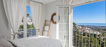 Elegante Casa Adosada con Vistas Panorámicas al Mar