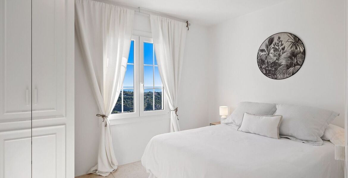 Elegante Casa Adosada con Vistas Panorámicas al Mar
