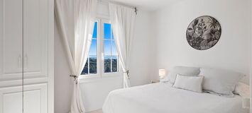 Elegante Casa Adosada con Vistas Panorámicas al Mar