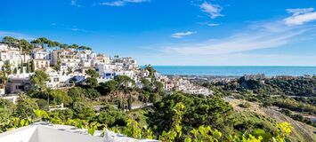 Elegante Casa Adosada con Vistas Panorámicas al Mar