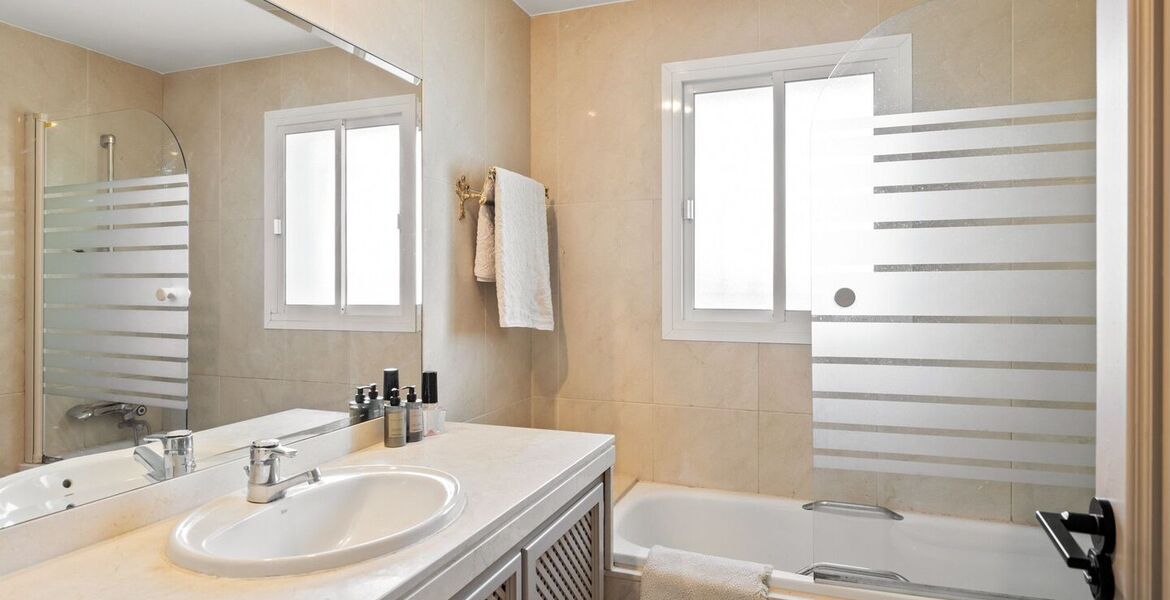 Una Villa Encantadora y Moderna en Benahavis